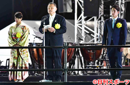 天皇陛下御即位をお祝いする国民祭典で祝辞を述べる日本オリンピック委員会の山下会長（中央）。左は女子柔道の阿部、右は競泳の瀬戸（撮影・小沢裕）