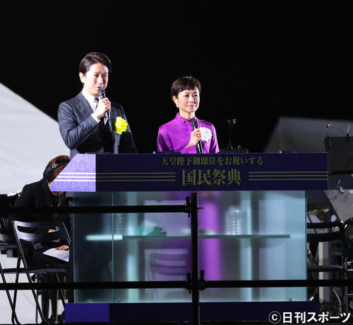 国民祭典のMCを務める谷原章介（左）と有働由美子（撮影・河田真司）