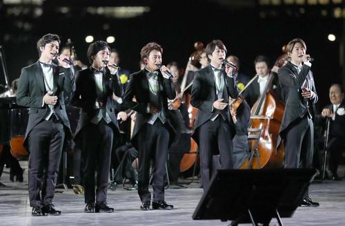 天皇陛下の即位を祝う「国民祭典」の祝賀式典で、奉祝曲を披露する嵐（代表撮影＝共同）