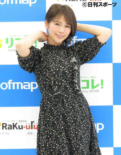 発売記念イベントに出席し髪をかき上げる沢辺りおん（撮影・佐藤成）