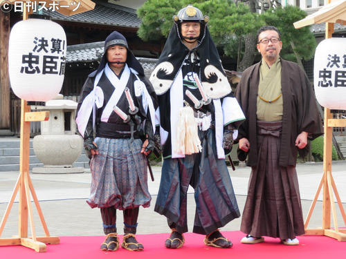 映画「決算！忠臣蔵」のイベントを行った左から岡村隆史、堤真一、中村義洋監督
