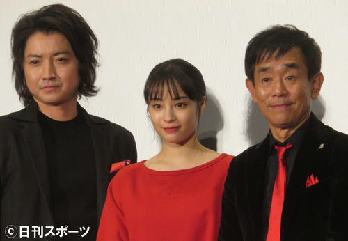 左から藤原竜也、広瀬すず、栗田貫一