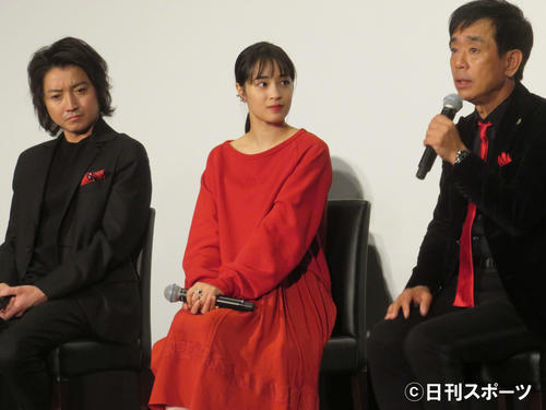 左から藤原竜也、広瀬すず、栗田貫一