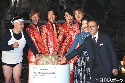 大江戸温泉物語のウインターイルミネーション点灯式に出席した、左からくまだまさし、純烈の後上翔太、白川裕二郎、小田井涼平、酒井一圭、丸高愛実、安田拓己支配人（撮影・大友陽平）