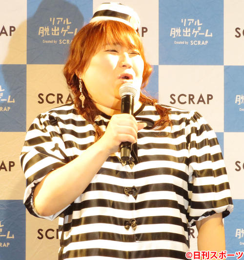 ＳＣＲＡＰナゾビル吉祥寺のオープンイベントでものまねを披露するりんごちゃん（撮影・佐藤成）