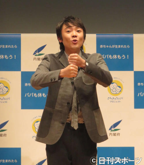 「さんきゅうパパ広報大使」に任命され、手遊び歌を披露する小林よしひさ