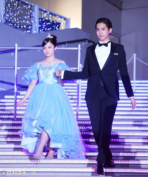 片寄涼太（右）にエスコートされ階段を下りる、ドレス姿に身を包む橋本環奈（撮影・河田真司）