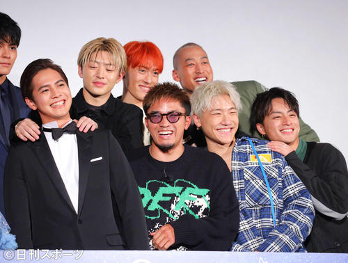 サプライズで登場し、会場を大いに沸かせるGENERATIONSのメンバーたちに少々戸惑い苦笑いの片寄涼太（左）（撮影・河田真司）