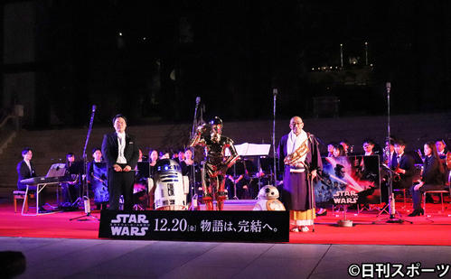 東大寺の大仏殿前で、映画「スター・ウォーズ」の楽曲が奉納された。左から吹奏楽を率いた東郷源氏、R2－D2、C－3PO、BB－8、華厳宗管長の狹川普文氏（撮影・久保勇人）