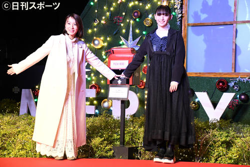 クリスマスツリー点灯式に出席した鈴木亜美（左）と浅川梨奈（撮影・大友陽平）