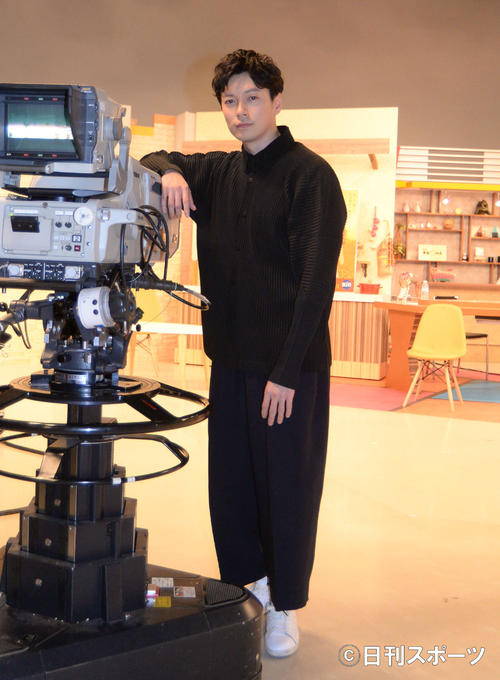テレビカメラの横でポーズをとる西村元貴（撮影・涌井幹雄）