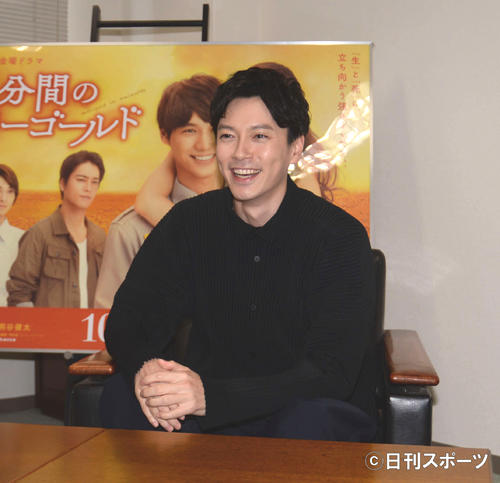 リラックスした笑顔を見せながらインタビューに答える西村元貴（撮影・涌井幹雄）