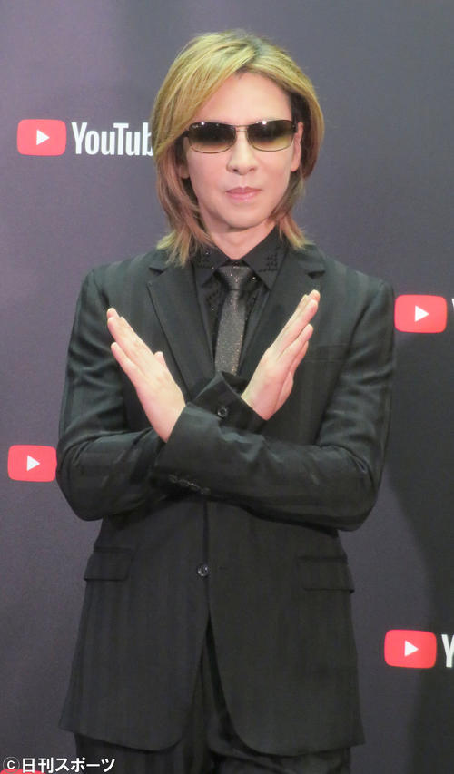 「Brandcast　2019　Japan」後の囲み取材でXポーズを取るYOSHIKI（撮影・佐藤成）