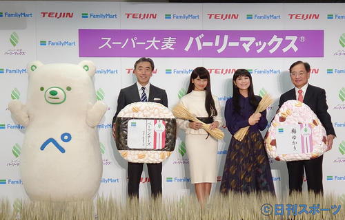 イベントに出席した鈴木奈々（右から2人目）とゆきぽよ（中央）。右端は帝人の鈴木社長、左から2人目はファミリーマートの沢田社長、左端はファミッペ
