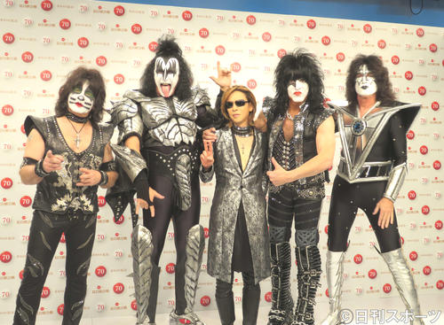 紅白歌合戦に「YOSHIKI　feat．　KISS（ヨシキッス）」として出場するYOSHIKI（中央）とKISS