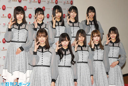 NHK紅白歌合戦のリハーサルを終え、笑顔でポーズをとる日向坂46。前列左端が佐々木久美（撮影・加藤諒）
