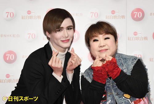 NHK紅白歌合戦　リハーサルを終え、手でハートのマークを作るMatt（左）と天童よしみ（撮影・加藤諒）