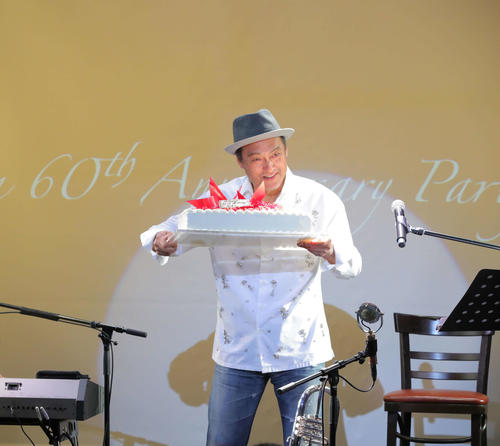 還暦記念パーティーでバースデーケーキに笑顔を見せる渡辺謙