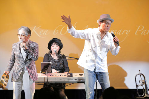 渡辺謙（右）は還暦記念パーティーで尾崎亜美（中央）の演奏で堺正章と歌う