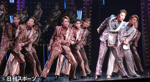 宙組メンバーを率いて踊るトップ真風涼帆（撮影・村上久美子）＝兵庫県宝塚市（撮影・村上久美子）