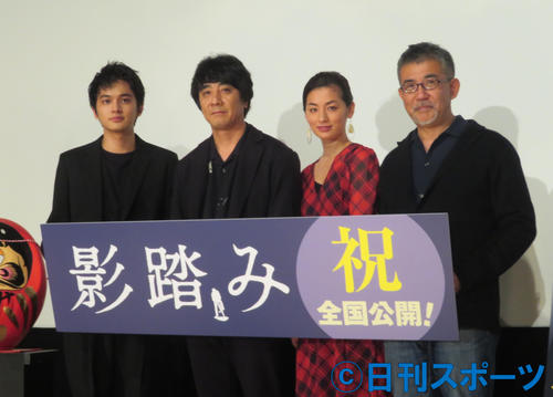 映画「影踏み」公開記念舞台あいさつに出席した、左から北村匠海、山崎まさよし、尾野真千子、篠原哲雄監督