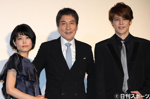 舞台あいさつする左から沢城みゆき、役所広司、宮野真守（撮影・中島郁夫）