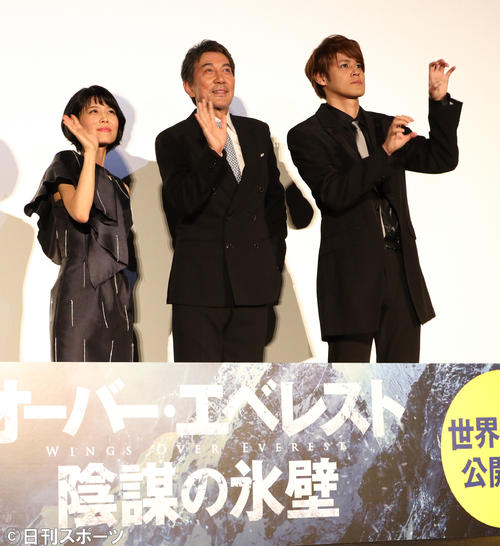 舞台あいさつする左から沢城みゆき、役所広司、宮野真守（撮影・中島郁夫）