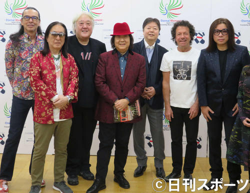 コンサートを開催したゴダイゴの、左からスティーブ・フォックス、浅野孝已、吉沢洋治、ミッキー吉野、タケカワユキヒデ、トミー・スナイダーと郭峰