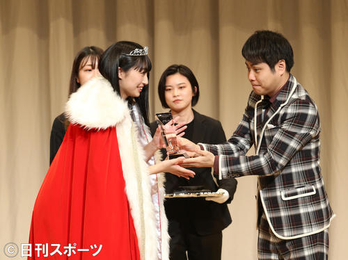 美笑女グランプリ決勝で、見事グランプリに選ばれ、応援サポーターのNONSTYLEの井上裕介からトロフィーを授与される高野渚さん（左）（撮影・白石智彦）