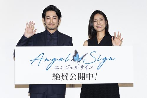 映画「エンジェルサイン」舞台あいさつに出席したディーン・フジオカ（左）と松下奈緒