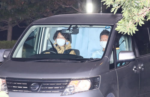 湾岸署に入る、沢尻エリカ容疑者を乗せたと思われる車（撮影・足立雅史）