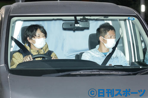 東京湾岸署に入る沢尻エリカ容疑者を乗せたと思われる車輌（撮影・中島郁夫）