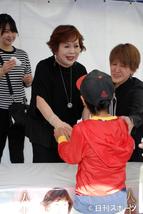 新曲「時のしおり」の握手会を行った上沼恵美子（撮影・松浦隆司）