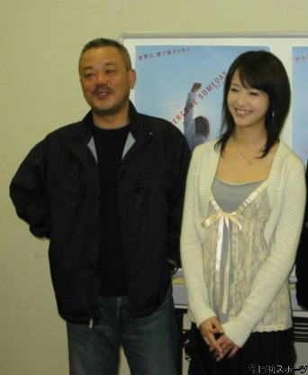04年に映画「パッチギ！」ＰＲ会見に出席した井筒和幸監督（左）と主演の沢尻エリカ