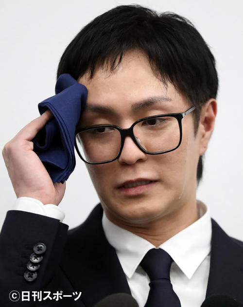 4月21日、エイベックス本社での謝罪会見で汗をぬぐうAAAリーダーの浦田直也