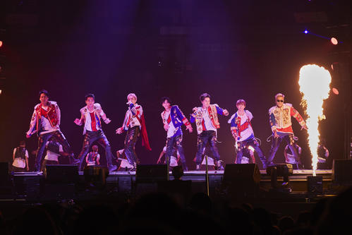 全国ドームツアー最終公演を行った三代目J　SOUL　BROTHERS。左から山下健二郎、小林直己、今市隆二、岩田剛典、登坂広臣、NAOTO、ELLY
