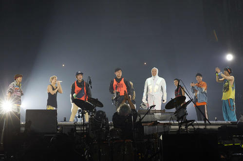 三代目J　SOUL　BROTHERS全国ドームツアー最終公演にサプライズで登場した堀田茜（左から3人目）春日俊彰（同3人目）小杉竜一（同5人目）