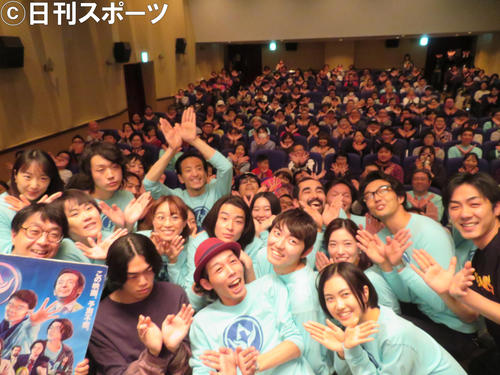 映画「スペシャルアクターズ」の舞台あいさつ後、観客と一緒に写真を撮る一同（撮影・村上幸将）