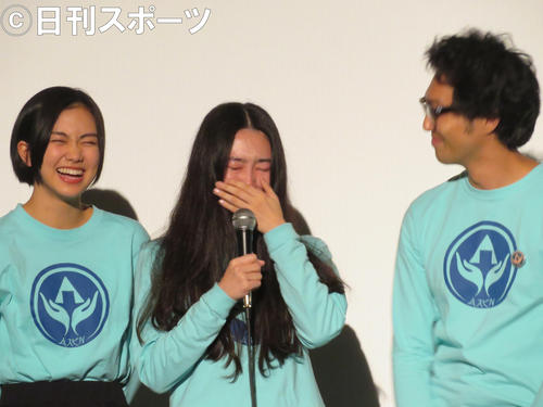 映画「スペシャルアクターズ」の舞台あいさつで号泣する津上理奈（中央、左は小川未祐、右は川口貴弘）（撮影・村上幸将）