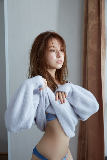 衛藤美彩フォトブックの先行カット
