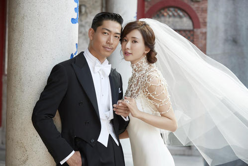 台南市内で挙式・披露宴を行ったEXILE　AKIRA（左）とリン・チーリン夫妻