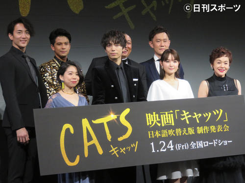 「キャッツ」吹き替え版開演で前列左から高橋あず美、山崎育三郎、葵わかな、大竹しのぶら