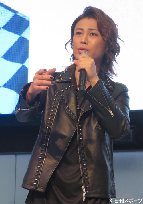 氷川きよしニューシングル「大丈夫／最上の船頭」（G・H・Iタイプ）発売記念イベントで歌う氷川きよし（撮影・佐藤成）