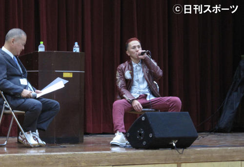レゲエ歌手になったいきさつなどについて語る遊人（右）。隣は中学時代の恩師で、主催校の校長・日下部和弘さん。