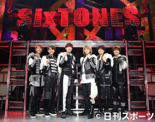 公演を前にステージで写真に納まるSixTONESの、左から田中樹、高地優吾、ジェシー、京本大我、松村北斗、森本慎太郎（撮影・丹羽敏通）