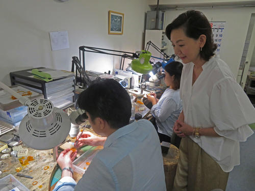 自身がデザインしたジュエリーを製作するOKURADOの工房を見学するとよた真帆（右）