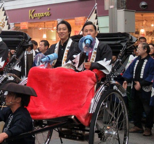 「決算！忠臣蔵」のPRイベントで人力車に乗る岡村隆史（右）と堤真一（撮影・星名希実）