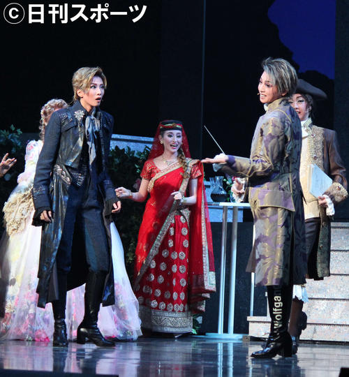 星組新トップ礼真琴（右）は天才モーツァルトを熱演（撮影・村上久美子）