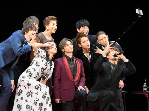 舞台「Endless　SHOCK」のSNS告知用の写真に納まる堂本光一（中央）と出演者たち。前列左から松井奏、梅田彩佳、1人おいて上田竜也、越岡裕喜、石川直。後列左から椿泰我、前田美波里、松崎祐介（撮影・たえ見朱実）