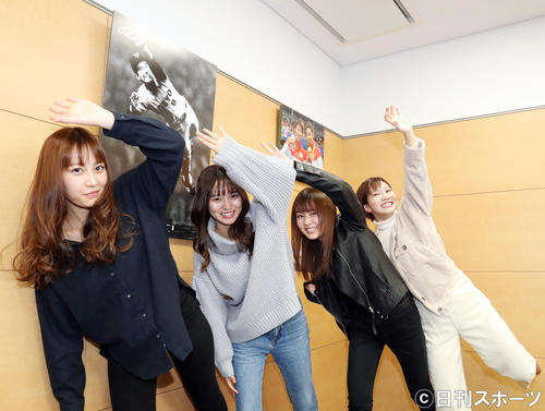 日刊スポーツ新聞社に来社し飾ってある「原辰徳のダイビングキャッチ」の写真をまねてのむちゃ振りに応えてくれたSARD　UNDERGROUND（サードアンダーグランド）。左から坂本ひろ美、杉岡泉美、神野友亜、赤坂美羽（撮影・垰建太）